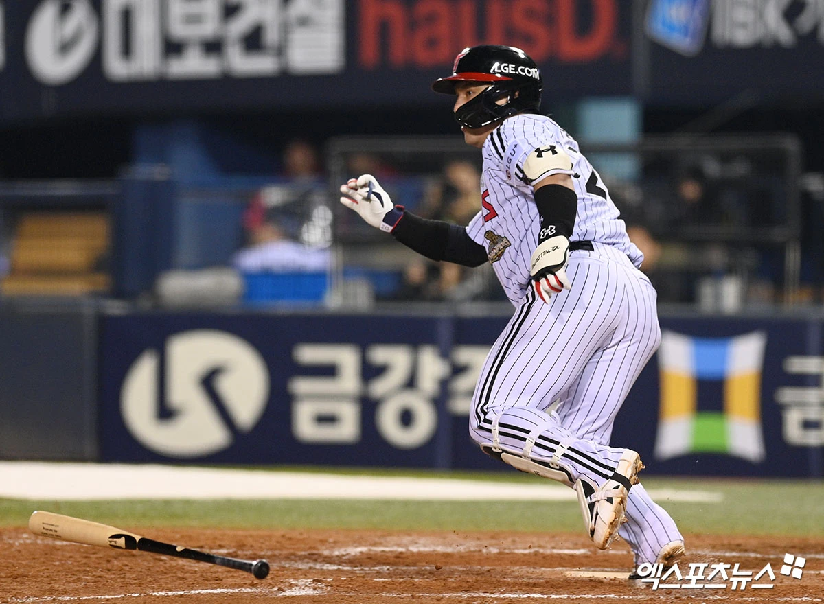 1일 오후 서울 잠실야구장에서 열린 '2026 신한 SOL Bank KBO리그' KIA 타이거즈와 LG 트윈스의 경기, 8회말 2사 2,3루 LG 박동원이 안타를 날리고 있다. 잠실, 고아라 기자