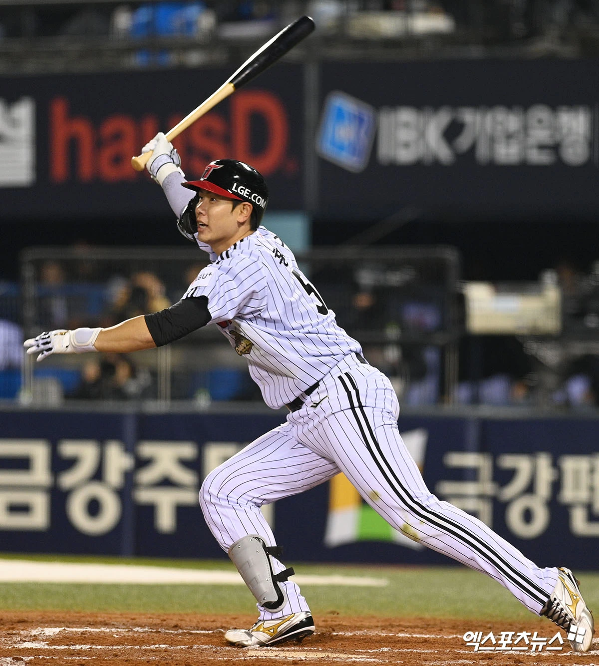 1일 오후 서울 잠실야구장에서 열린 '2026 신한 SOL Bank KBO리그' KIA 타이거즈와 LG 트윈스의 경기, 6회말 1사 1루 LG 홍창기가 안타를 날리고 있다. 잠실, 고아라 기자