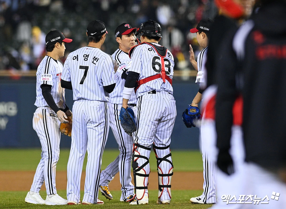 1일 오후 서울 잠실야구장에서 열린 '2026 신한 SOL Bank KBO리그' KIA 타이거즈와 LG 트윈스의 경기, LG가 KIA를 상대로 7:2 승리를 거두며 연패를 끊었다.   이날 경기를 승리로 마친 LG 선수들이 기뻐하고 있다. 잠실, 고아라 기자