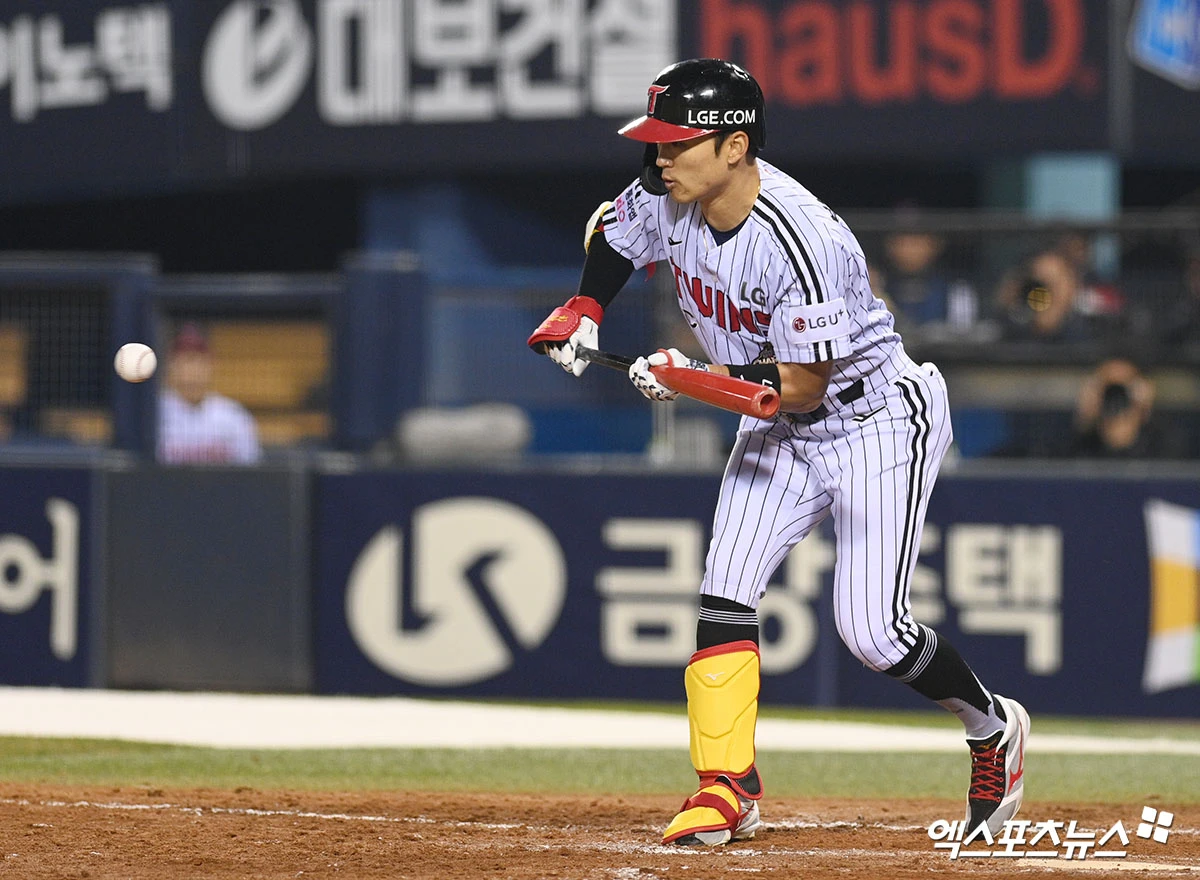 1일 오후 서울 잠실야구장에서 열린 '2026 신한 SOL Bank KBO리그' KIA 타이거즈와 LG 트윈스의 경기, 8회말 무사 2루 LG 박해민이 희생번트를 날리고 있다. 잠실, 고아라 기자