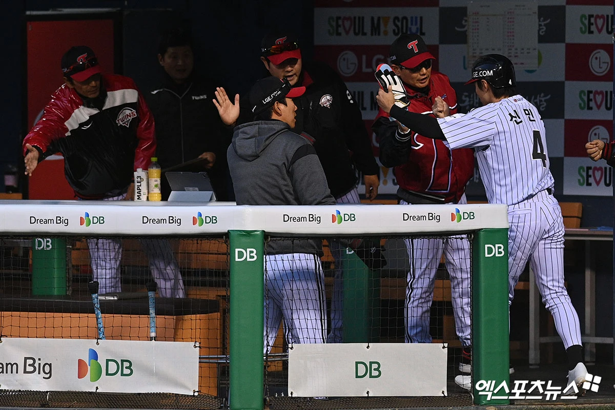 1일 오후 서울 잠실야구장에서 열리는 '2026 신한 SOL Bank KBO리그' KIA 타이거즈와 LG 트윈스의 경기, 1회말 1사 만루 LG 신민재가 문성주 타석 때 밀어내기 볼넷으로 득점한 뒤 기뻐하고 있다. 잠실, 고아라 기자