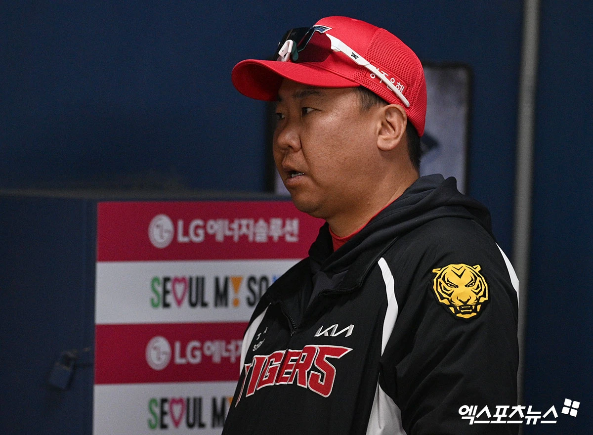 1일 오후 서울 잠실야구장에서 열리는 '2026 신한 SOL Bank KBO리그' KIA 타이거즈와 LG 트윈스의 경기, KIA 이범호 감독이 경기를 지켜보고 있다. 잠실, 고아라 기자