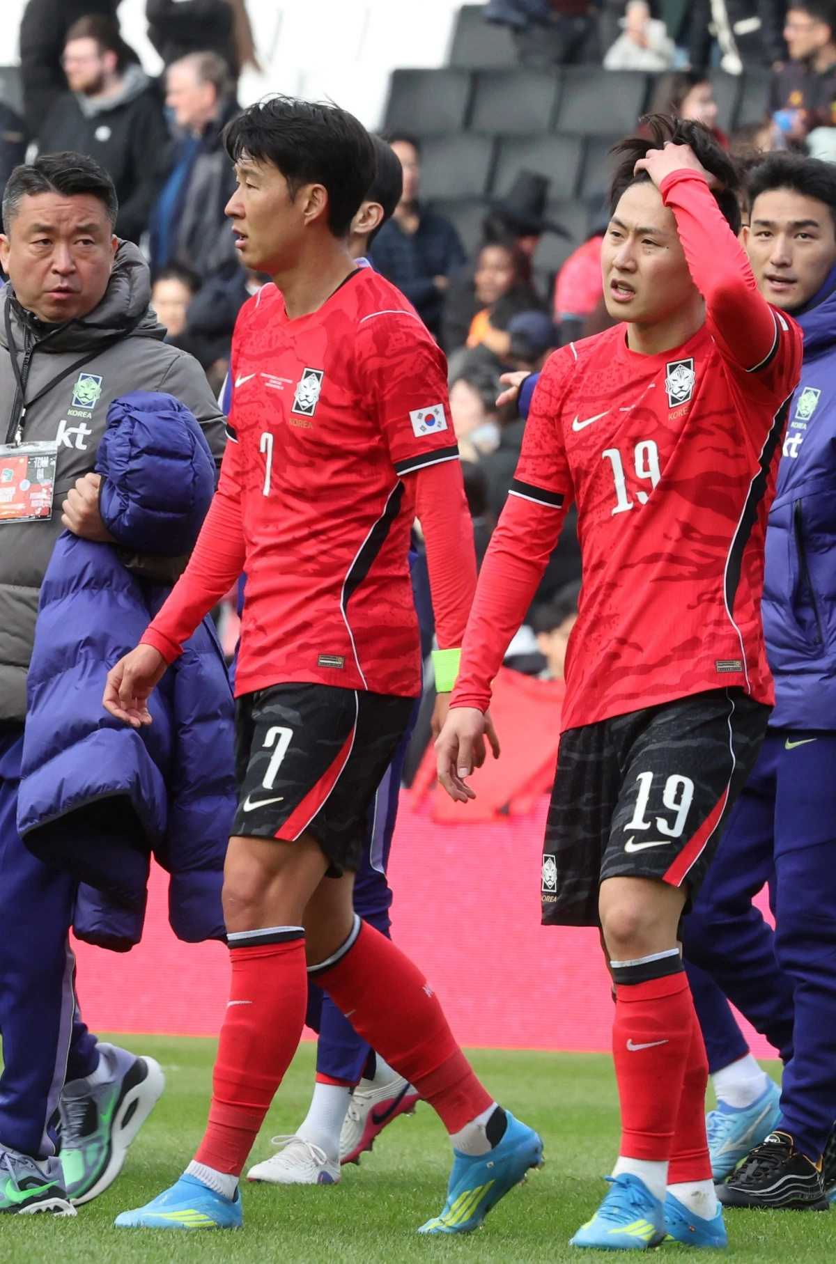 홍명보 감독이 이끄는 대한민국 축구 대표팀이 1일(한국시간) 오스트리아 빈에 있는 에른스트 하펠 스타디온에서 열린 오스트리아와의 3월 두 번째 평가전에서 0-1로 패했다.   마르셀 자비처에게 결승 골을 내주면서 한국은 7년 만에 처음으로 2경기 연속 무득점 경기를 당했다.  한국은 지난달 28일 코트디부아르전 0-4 충격패를 당하며 출발했다. 가상의 남아프리카공화국인 코트디부아르의 1.5군을 상대로 무려 4골을 헌납하며 무너졌다. 2026년부터 실시간으로 경기 결과가 반영되는 FIFA 랭킹에서 한국은 무려 3계단 떨어진 25위(1588.66점)로 가라앉았다. 한국을 꺾은 24위 오스트리아(1593.45점)보다 아래로 내려갔다. 연합뉴스