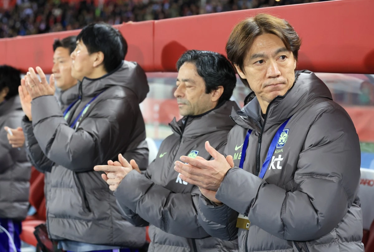 홍명보 감독이 이끄는 대한민국 축구 대표팀이 1일(한국시간) 오스트리아 빈에 있는 에른스트 하펠 스타디온에서 열린 오스트리아와의 3월 두 번째 평가전에서 0-1로 패했다.   마르셀 자비처에게 결승 골을 내주면서 한국은 7년 만에 처음으로 2경기 연속 무득점 경기를 당했다.  한국은 지난달 28일 코트디부아르전 0-4 충격패를 당하며 출발했다. 가상의 남아프리카공화국인 코트디부아르의 1.5군을 상대로 무려 4골을 헌납하며 무너졌다. 2026년부터 실시간으로 경기 결과가 반영되는 FIFA 랭킹에서 한국은 무려 3계단 떨어진 25위(1588.66점)로 가라앉았다. 한국을 꺾은 24위 오스트리아(1593.45점)보다 아래로 내려갔다. 연합뉴스