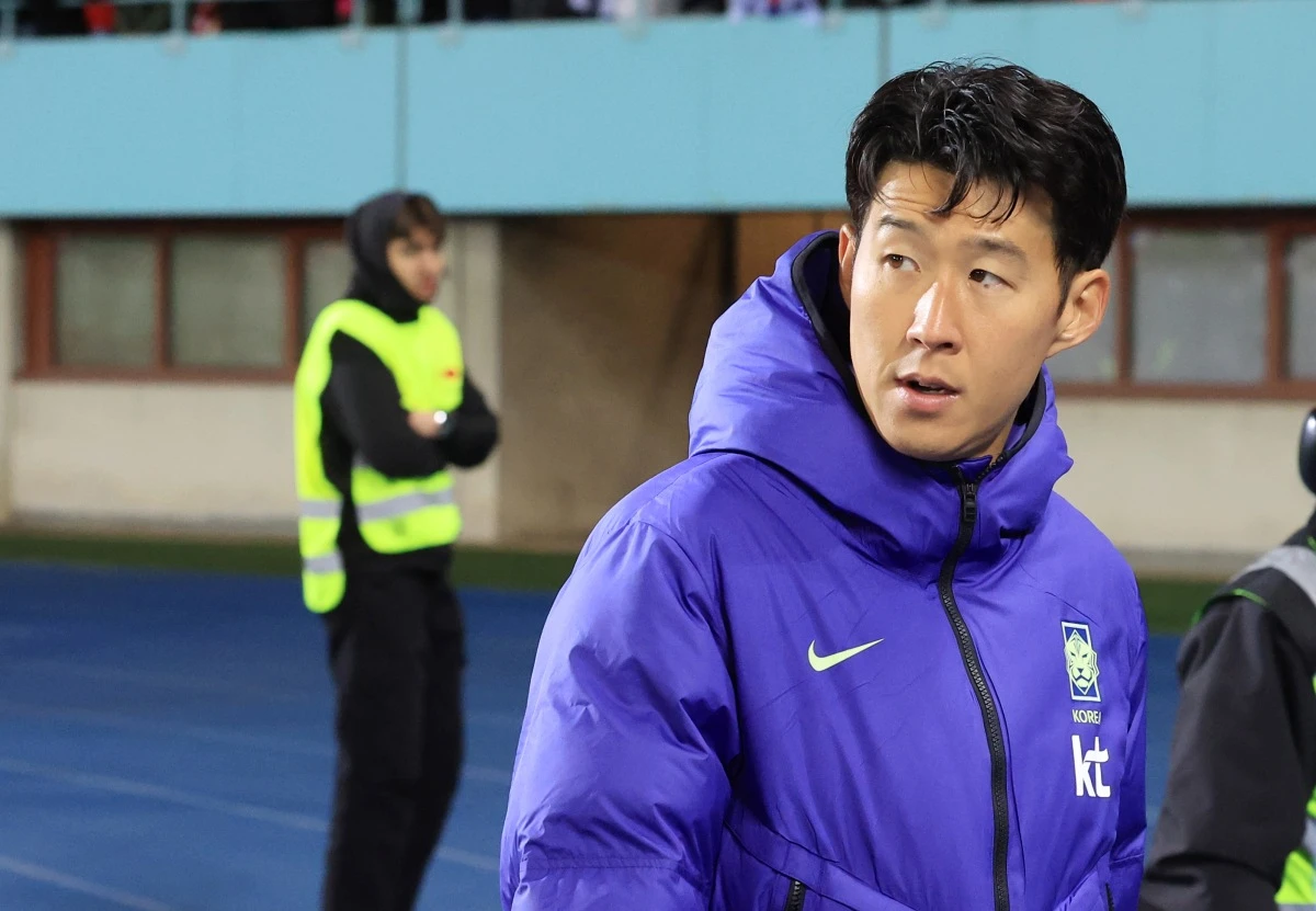 홍명보 감독이 이끄는 대한민국 축구 대표팀이 1일(한국시간) 오스트리아 빈에 있는 에른스트 하펠 스타디온에서 열린 오스트리아와의 3월 두 번째 평가전에서 0-1로 패했다.   마르셀 자비처에게 결승 골을 내주면서 한국은 7년 만에 처음으로 2경기 연속 무득점 경기를 당했다.  한국은 지난달 28일 코트디부아르전 0-4 충격패를 당하며 출발했다. 가상의 남아프리카공화국인 코트디부아르의 1.5군을 상대로 무려 4골을 헌납하며 무너졌다. 2026년부터 실시간으로 경기 결과가 반영되는 FIFA 랭킹에서 한국은 무려 3계단 떨어진 25위(1588.66점)로 가라앉았다. 한국을 꺾은 24위 오스트리아(1593.45점)보다 아래로 내려갔다. 연합뉴스