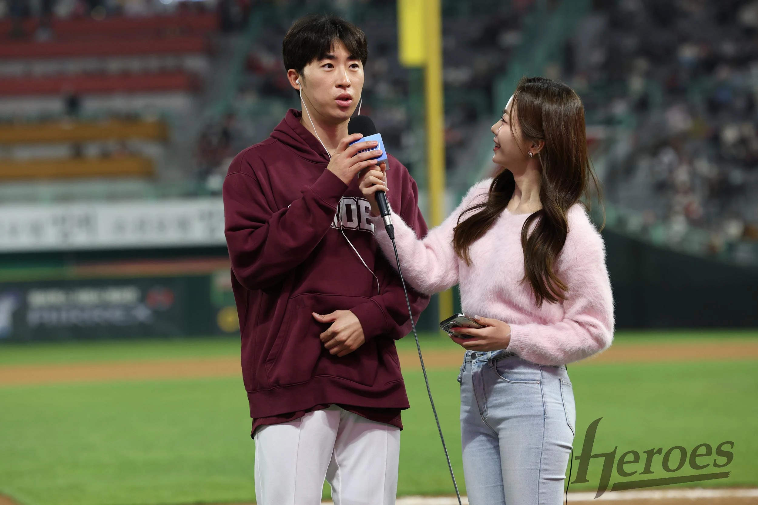 지난 1일 인천 SSG랜더스필드에서 열린 2026 신한 SOL KBO리그 SSG 랜더스와 팀 간 2차전에서 승리투수가 된 키움 히어로즈 우완 배동현(왼쪽). 사진 키움 히어로즈