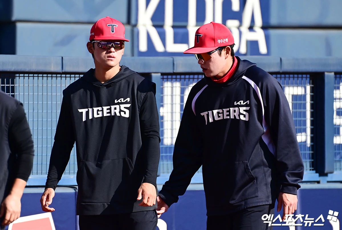 2일 오후 서울 송파구 잠실야구장에서 열리는 '2026 신한 SOL Bank KBO리그' KIA 타이거즈와 LG 트윈스의 경기에 앞서 KIA 김도영과 오선우가 대화를 나누고 있다. 잠실, 박지영 기자