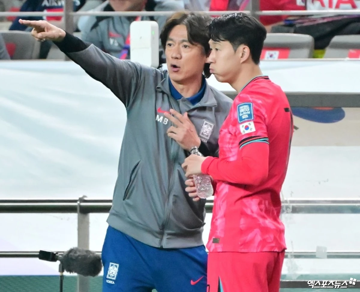 대한민국 축구 국가대표팀을 이끄는 홍명보 감독 2일 유럽 A매치 원정 2연전을 마치고 인천국제공항을 통해 귀국했다. 홍명보호는 코트디부아르(0-4)와 오스트리아(0-1)와의 A매치 2연전에서 한 골도 넣지 못하고 모두 패했다. 대표팀 주장 손흥민(LAFC)도 두 경기 모두 출전했지만 골을 터트리지 못했다. 일각에선 올해로 34세가 된 손흥민에게 에이징 커브가 찾아온 것 같다고 주장했는데 홍 감독은 손흥민을 대표팀의 중심이라고 강조하면서 변함없는 믿음을 드러냈다. 엑스포츠뉴스DB