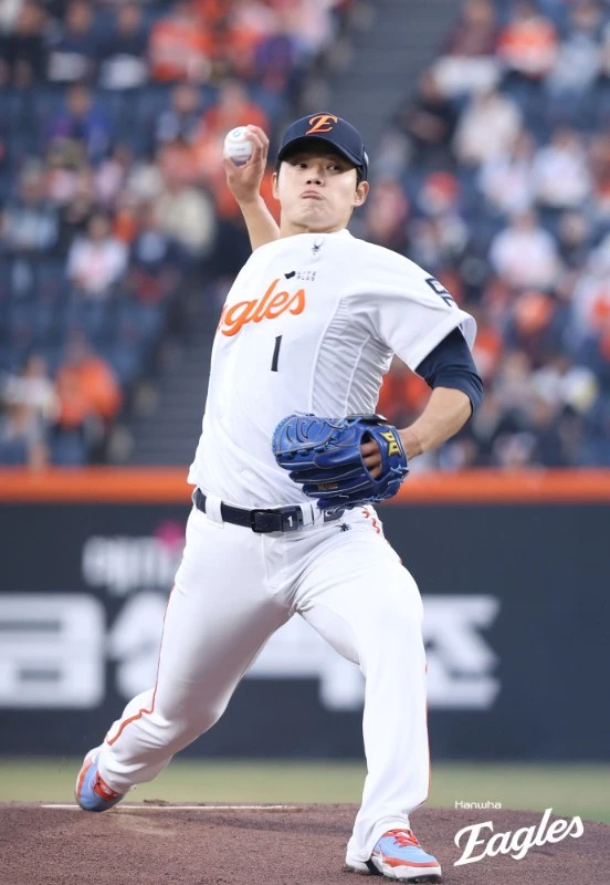 한화 이글스 투수 문동주가 올 시즌 첫 등판에서 초대형 만루포를 맞으면서 진한 아쉬움을 남겼다. 문동주는 2일 대전 한화생명볼파크에서 열린 2026 신한 SOL뱅크 KBO리그 KT 위즈전에 선발 등판해 4이닝 7피안타(1홈런) 3탈삼진 2볼넷 5실점을 기록했다. 이날 최고 구속 155km/h, 평균 구속 151km/h 속구(37개)와 함께 포크볼(15개), 슬라이더(1개), 커브(8개) 등을 섞어 KT 타선을 상대했다. 트레이드 마크였던 160km/h 강속구는 이날 찾아볼 수 없었다. 한화 이글스 제공