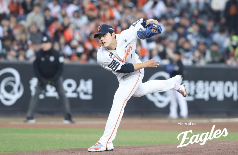 한화 이글스 투수 문동주가 올 시즌 첫 등판에서 초대형 만루포를 맞으면서 진한 아쉬움을 남겼다. 문동주는 2일 대전 한화생명볼파크에서 열린 2026 신한 SOL뱅크 KBO리그 KT 위즈전에 선발 등판해 4이닝 7피안타(1홈런) 3탈삼진 2볼넷 5실점을 기록했다. 이날 최고 구속 155km/h, 평균 구속 151km/h 속구(37개)와 함께 포크볼(15개), 슬라이더(1개), 커브(8개) 등을 섞어 KT 타선을 상대했다. 트레이드 마크였던 160km/h 강속구는 이날 찾아볼 수 없었다. 한화 이글스 제공
