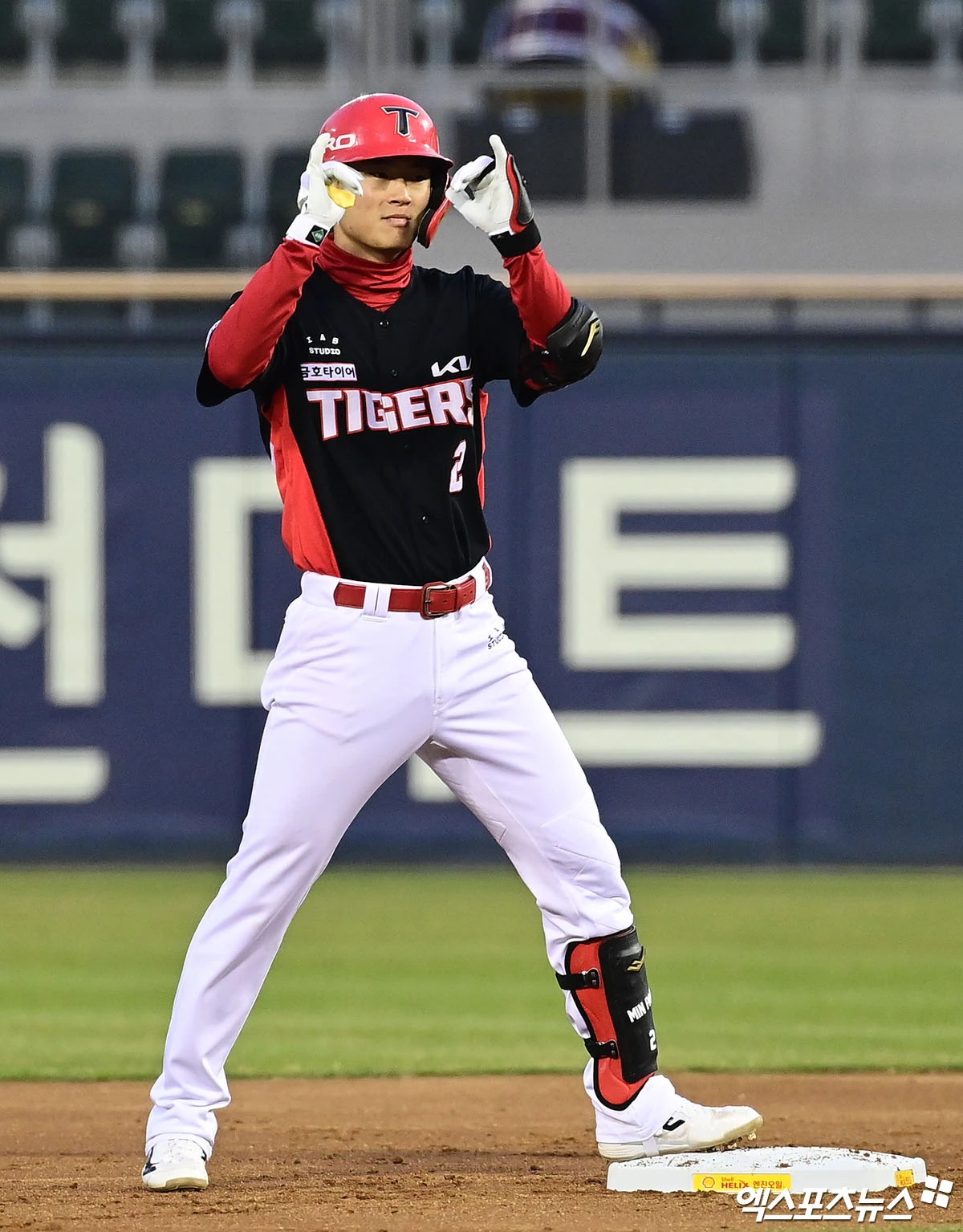  2일 오후 서울 송파구 잠실야구장에서 열린 '2026 신한 SOL Bank KBO리그' KIA 타이거즈와 LG 트윈스의 경기, 2회초 2사 2루 KIA 박민이 선취 적시타를 때려낸 뒤 상대 포구 실책을 틈타 2루까지 진루하고 있다. 잠실, 박지영 기자