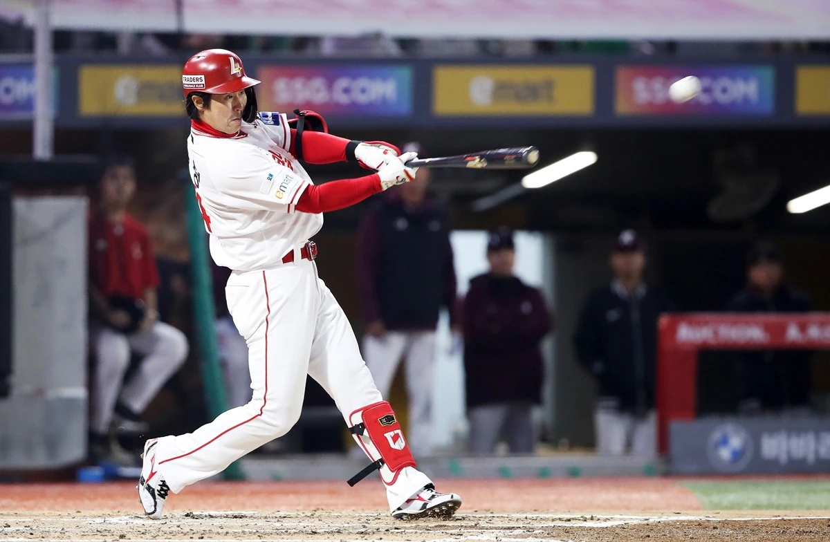 SSG 랜더스 내야수 최정(가운데)이 2일 인천 SSG랜더스필드에서 열린 2026 신한 SOL KBO리그 키움 히어로즈와의 팀 간 2차전에서 1회말 결승 선제 2점 홈런을 기록, 팀 승리를 이끌었다. 사진 SSG 랜더스 제공