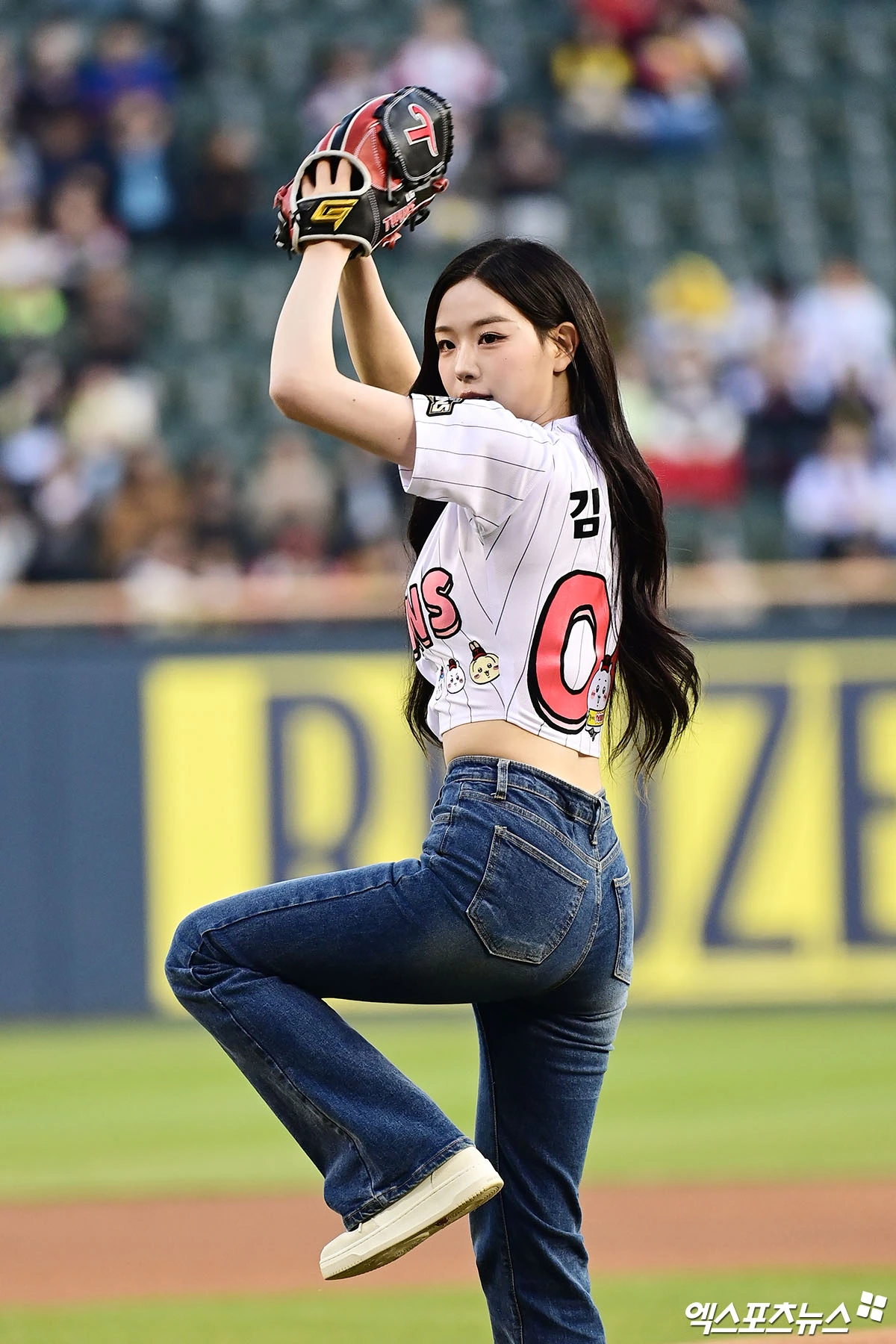 초밀착 크롭 유니폼으로 뽐낸 허리