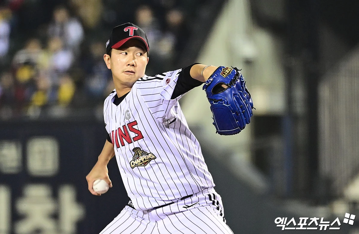 2일 오후 서울 송파구 잠실야구장에서 열린 '2026 신한 SOL Bank KBO리그' KIA 타이거즈와 LG 트윈스의 경기, 9회초 LG 유영찬이 역투하고 있다. 잠실, 박지영 기자
