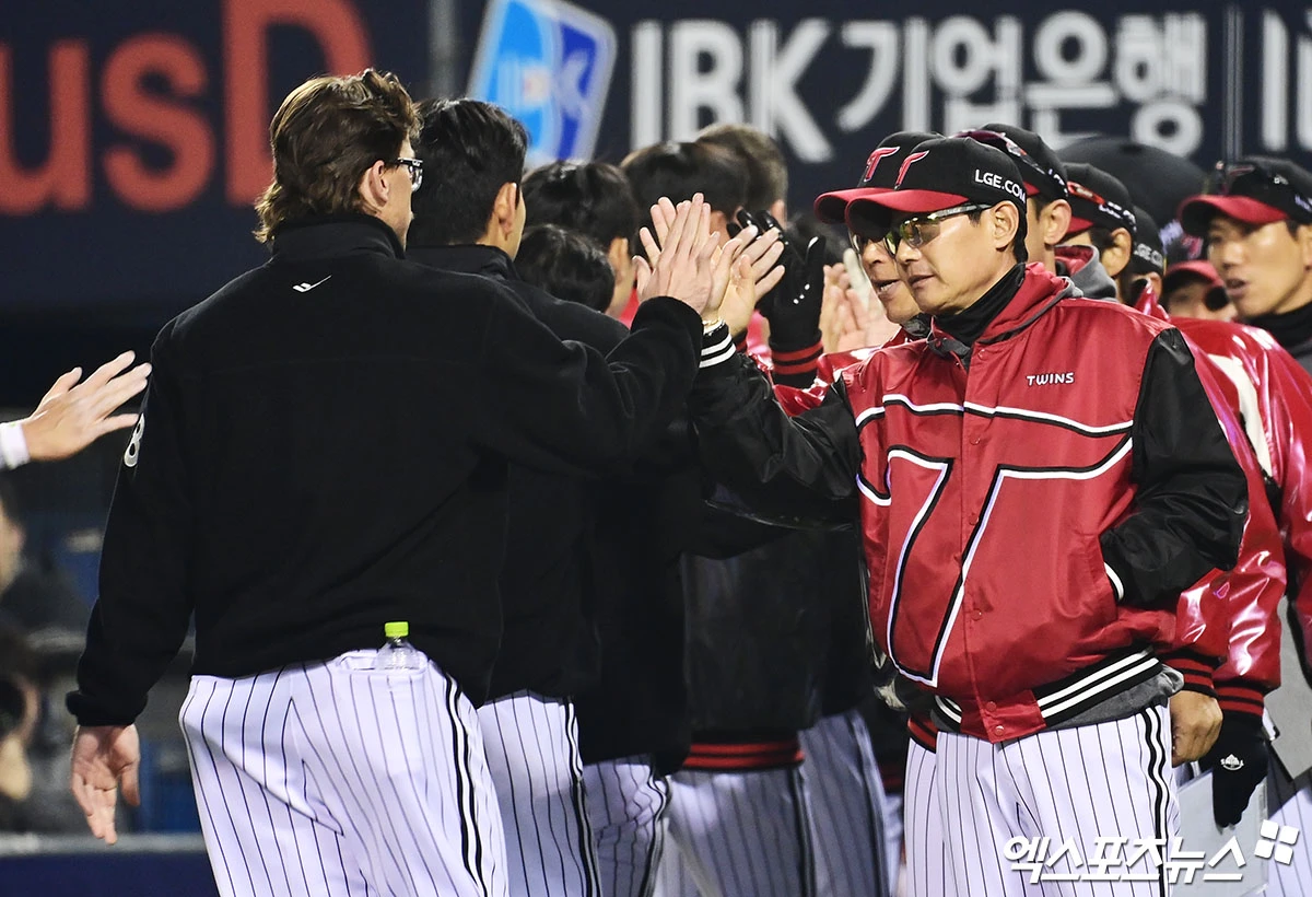 2일 오후 서울 송파구 잠실야구장에서 열린 '2026 신한 SOL Bank KBO리그' KIA 타이거즈와 LG 트윈스의 경기, LG가 선발투수 웰스의 6이닝 1실점 호투에 힘입어 2:1의 스코어로 승리하며 위닝 시리즈를 달성했다. 경기 종료 후 LG 염경엽 감독이 웰스와 승리 하이파이브를 나누고 있다. 잠실, 박지영 기자