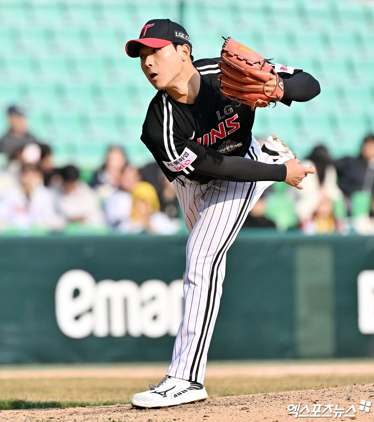 지난달 20일 오후 인천SSG랜더스필드에서 열린 '2026 신한 SOL Bank KBO리그' LG 트윈스와 SSG 랜더스의 시범경기, 9회말 LG 우강훈이 공을 힘차게 던지고 있다. 엑스포츠뉴스 DB