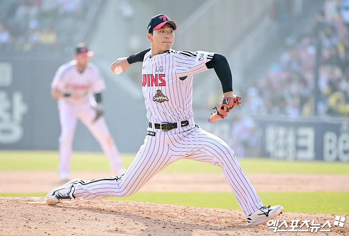지난달 28일 오후 서울 송파구 잠실야구장에서 열린 '2026 신한 SOL Bank KBO리그' KT 위즈와 LG 트윈스의 경기, 8회초 LG 우강훈이 역투하고 있다. 엑스포츠뉴스 DB