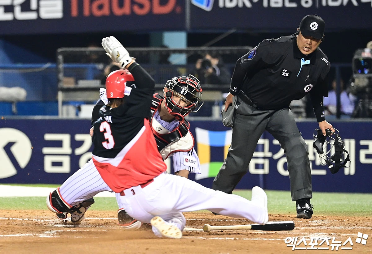 2일 오후 서울 송파구 잠실야구장에서 열린 '2026 신한 SOL Bank KBO리그' KIA 타이거즈와 LG 트윈스의 경기, 4회초 1사 3루 KIA 데일의 내야 땅볼 때 3루주자 김선빈이 홈 쇄도를 시도했으나 LG 포수 박동원에게 태그아웃 당하고 있다. 잠실, 박지영 기자