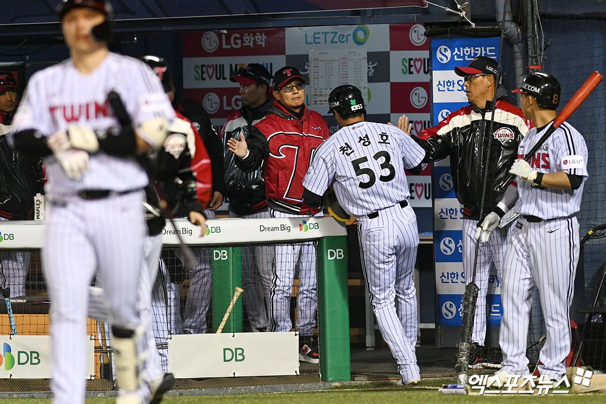 지난 1일 오후 서울 잠실야구장에서 열린 '2026 신한 SOL Bank KBO리그' KIA 타이거즈와 LG 트윈스의 경기, 6회말 1사 만루 오스틴 타석 때 희생플라이로 득점한 천성호가 더그아웃에서 축하를 받고 있다. 엑스포츠뉴스 DB