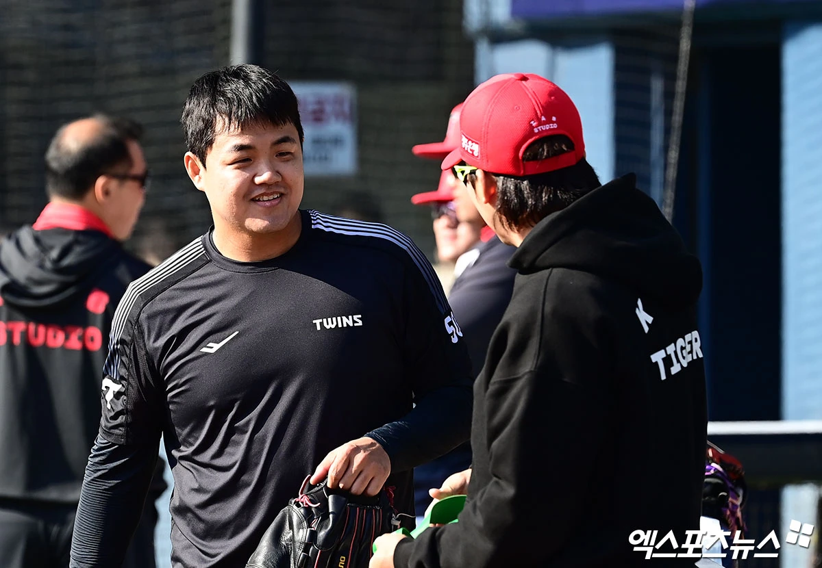 2일 오후 서울 송파구 잠실야구장에서 열리는 '2026 신한 SOL Bank KBO리그' KIA 타이거즈와 LG 트윈스의 경기에 앞서 LG 장현식과 KIA 나성범이 인사를 나누고 있다. 잠실, 박지영 기자