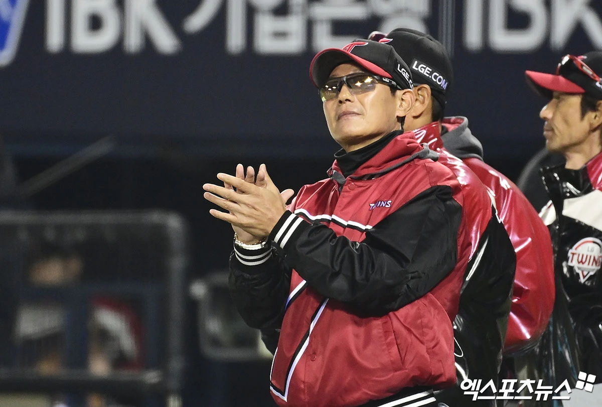 2일 오후 서울 송파구 잠실야구장에서 열린 '2026 신한 SOL Bank KBO리그' KIA 타이거즈와 LG 트윈스의 경기, LG가 선발투수 웰스의 6이닝 1실점 호투에 힘입어 2:1의 스코어로 승리하며 위닝 시리즈를 달성했다.   경기 종료 후 LG 염경엽 감독이 선수들에게 박수를 보내고 있다. 잠실, 박지영 기자