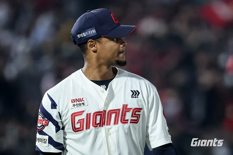 롯데 자이언츠가 3일 부산 사직야구장에서 열린 SSG 랜더스와 2026 신한 SOL Bank KBO 리그 정규시즌 홈 개막전에서 2-17로 대패했다. 롯데의 15점 차 대패는 1982년 프로 전환 이후 구단 홈 개막전 최다 점수차 패배였다. 앞서 지난 2003년 삼성 라이온즈와 경기에서 2-13으로 패배한 게 가장 큰 격차였다. 사진 롯데 자이언츠