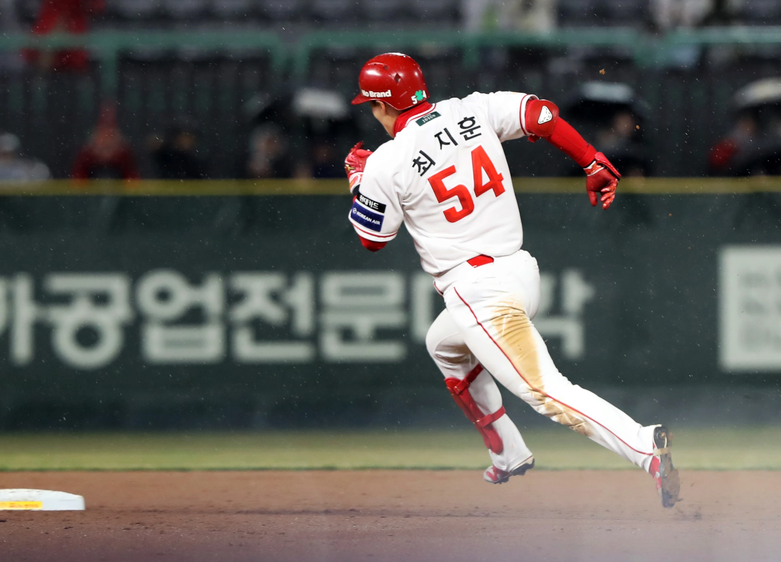 롯데 자이언츠가 3일 부산 사직야구장에서 열린 SSG 랜더스와 2026 신한 SOL Bank KBO 리그 정규시즌 홈 개막전에서 2-17로 대패했다. 롯데의 15점 차 대패는 1982년 프로 전환 이후 구단 홈 개막전 최다 점수차 패배였다. 앞서 지난 2003년 삼성 라이온즈와 경기에서 2-13으로 패배한 게 가장 큰 격차였다. 사진 SSG 랜더스