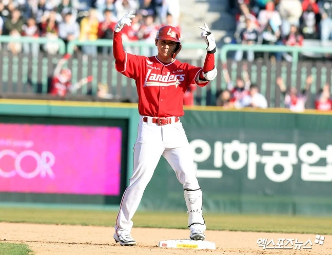 롯데 자이언츠가 3일 부산 사직야구장에서 열린 SSG 랜더스와 2026 신한 SOL Bank KBO 리그 정규시즌 홈 개막전에서 2-17로 대패했다. 롯데의 15점 차 대패는 1982년 프로 전환 이후 구단 홈 개막전 최다 점수차 패배였다. 앞서 지난 2003년 삼성 라이온즈와 경기에서 2-13으로 패배한 게 가장 큰 격차였다. 사진 엑스포츠뉴스DB