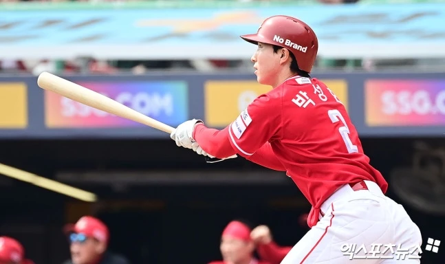 롯데 자이언츠가 3일 부산 사직야구장에서 열린 SSG 랜더스와 2026 신한 SOL Bank KBO 리그 정규시즌 홈 개막전에서 2-17로 대패했다. 롯데의 15점 차 대패는 1982년 프로 전환 이후 구단 홈 개막전 최다 점수차 패배였다. 앞서 지난 2003년 삼성 라이온즈와 경기에서 2-13으로 패배한 게 가장 큰 격차였다. 사진 엑스포츠뉴스DB