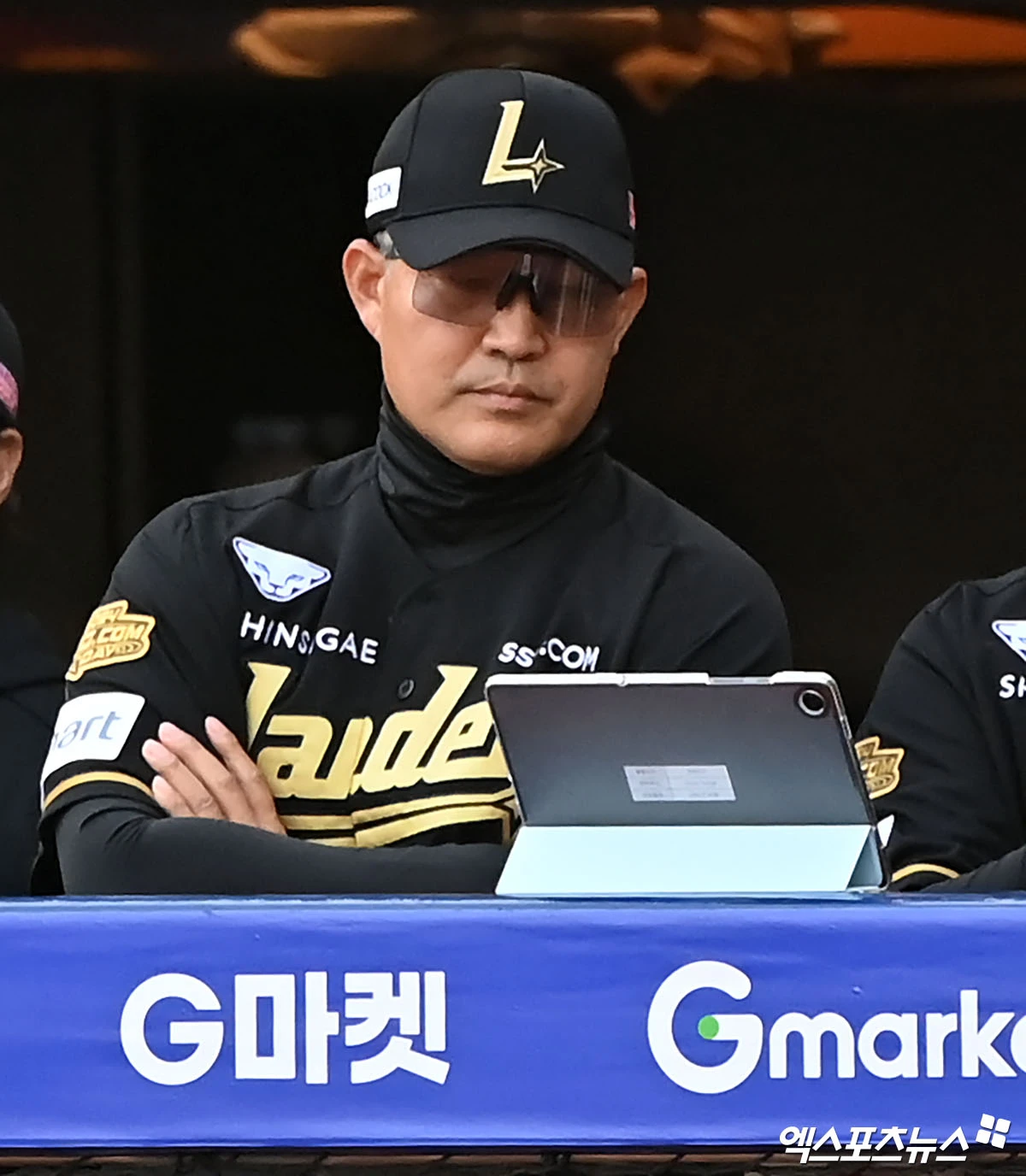 이숭용 SSG 랜더스 감독이 KBO가 경기 중 제공하는 태블릿 PC를 통해 ABS 판정을 확인하는 모습. 사진 엑스포츠뉴스 DB