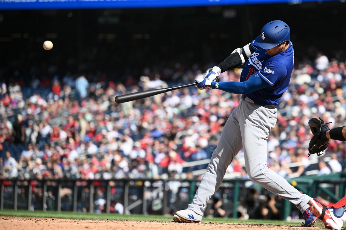 LA 다저스 이도류 슈퍼스타 오타니 쇼헤이가 4일 미국 워싱턴 D.C. 내셔널스 파크에서 열린 2026 메이저리그 워싱턴 내셔널스와 원정 경기에 1번 지명타자로 선발 출전해 시즌 첫 홈런을 쏘아 올렸다. 오타니는 이날 경기 전까지 1할대 타율로 추락과 동시에 장타와 타점이 나오지 않아 우려를 자아냈다. 하지만 오타니는 마수걸이포를 때린 뒤 하늘에 두 손으로 기도하는 제스처까지 취하면서 타격 부진 탈출을 예고했다. 연합뉴스