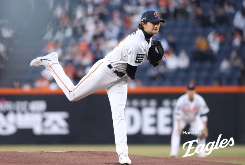 한화 이글스가 KBO리그 데뷔전에서 수비 도중 햄스트링 근육 파열로 6주 이상 장기 이탈한 외국인 투수 오웬 화이트 대신 잭 쿠싱을 6주 임시 대체 투수로 영입했다. 잭 쿠싱은 오는 5일 새벽 입국해 메디컬 테스트를 거친 뒤 팀에 합류할 예정이다. 이르면 다음 주말 등판 KBO리그 데뷔전이 예상된다. 한화 이글스