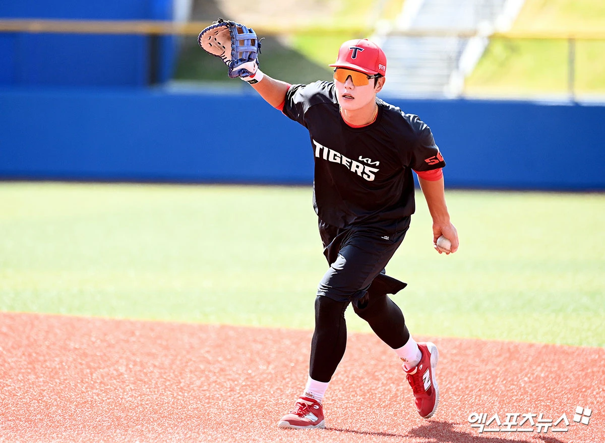 24일 일본 오키나와 카데나 구장에서 열리는 기아 타이거즈와 WBC 대표팀의 연습경기에 앞서 KIA 오선우가 훈련을 하고 있다. 엑스포츠뉴스 DB