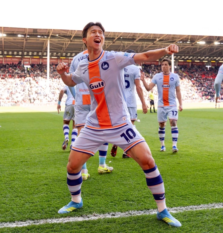 대한민국 국가대표 윙어 엄지성(스완지시티)이 약 3개월 만에 골맛을 봤다. 스완지 시티는 3일(한국시간) 영국 셰필드의 브래몰 레인에서 열린 셰필드 유나이티드와의 2025-2026 잉글랜드 챔피언십(2부) 40라운드 원정 경기에서 난타전 끝에 3-3 무승부를 거뒀다. 이날 교체로 나와 후반 37분에 스코어 3-3을 만드는 동점골을 터트린 엄지성은 득점에 성공한 후 한국 축구 국가대표팀 주장 손흥민(LAFC)의 '찰칵 세리머니'를 하면서 화제가 됐다. 스완지 SNS