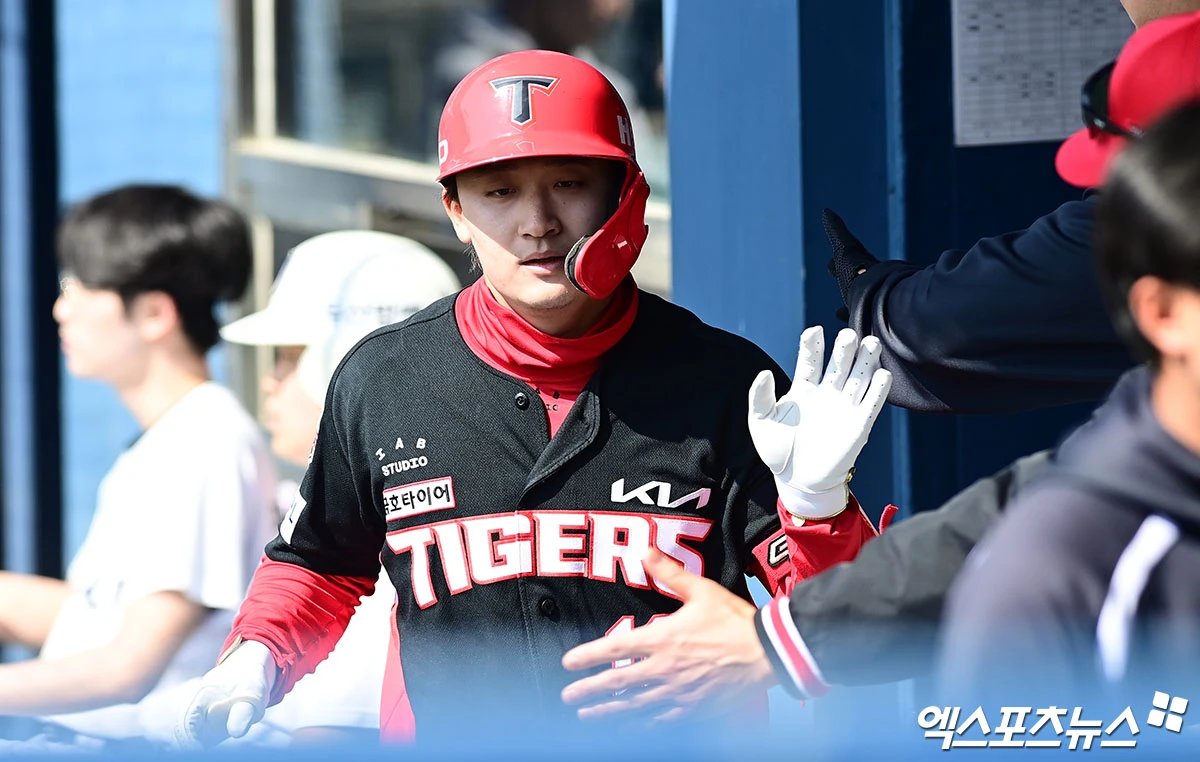 21일 오후 서울 송파구 잠실야구장에서 열린 '2026 신한 SOL Bank KBO리그 시범경기' KIA 타이거즈와 두산 베어스의 경기, 5회초 무사 KIA 선두타자 윤도현이 두산 최원준 상대로 솔로 홈런을 때려낸 뒤 더그아웃에서 동료들과 하이파이브를 나누고 있다. 엑스포츠뉴스 DB