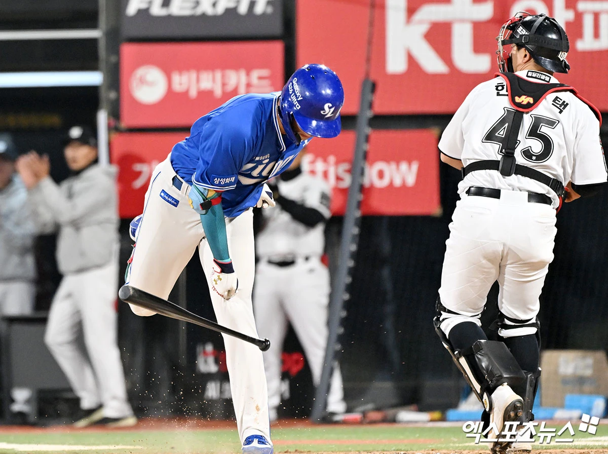 박진만 삼성 라이온즈 감독이 타격 슬럼프에 빠져 있는 내야수 김영웅의 경기 중 배트 던지기에 오히려 만족감을 나타냈다. 삼성은 지난 3일 수원 KT위즈파크에서 열리는 2026 신한 SOL KBO리그 KT 위즈와의 팀 간 1차전에서 2-1로 이겼지만, 이날 김영웅은 4타수 무안타 3삼진으로 침묵하면서 2경기 연속 안타 생산에 실패했다. 특히 김영웅은 삼성이 2-1로 앞선 6회초 2사 3루에서 헛스윙 삼진을 당한 뒤 배트를 바닥에 내던지면서 흥분하는 모습을 보였는데, 박진만 감독은 김영웅의 분노 표출을 좋게 바라봤다. 엑스포츠뉴스DB