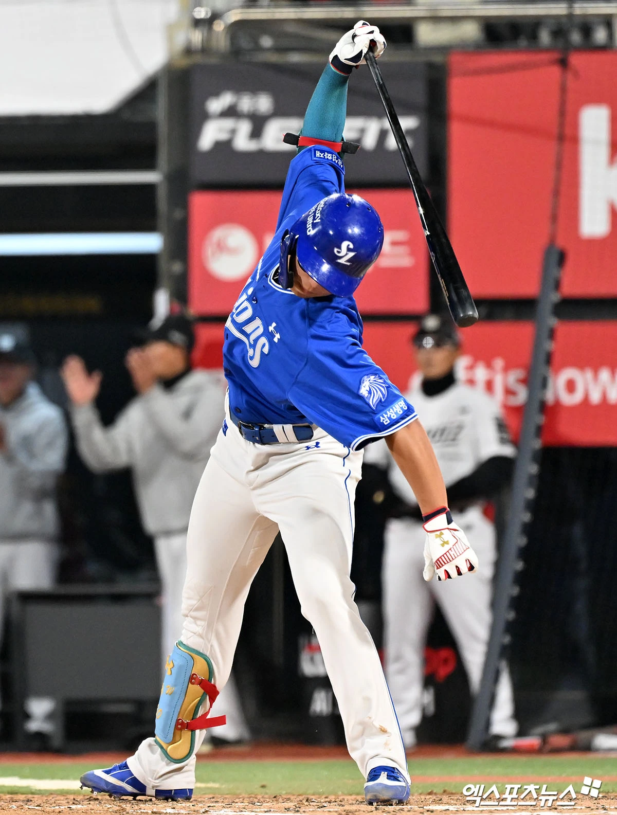 박진만 삼성 라이온즈 감독이 타격 슬럼프에 빠져 있는 내야수 김영웅의 경기 중 배트 던지기에 오히려 만족감을 나타냈다. 삼성은 지난 3일 수원 KT위즈파크에서 열리는 2026 신한 SOL KBO리그 KT 위즈와의 팀 간 1차전에서 2-1로 이겼지만, 이날 김영웅은 4타수 무안타 3삼진으로 침묵하면서 2경기 연속 안타 생산에 실패했다. 특히 김영웅은 삼성이 2-1로 앞선 6회초 2사 3루에서 헛스윙 삼진을 당한 뒤 배트를 바닥에 내던지면서 흥분하는 모습을 보였는데, 박진만 감독은 김영웅의 분노 표출을 좋게 바라봤다. 엑스포츠뉴스DB