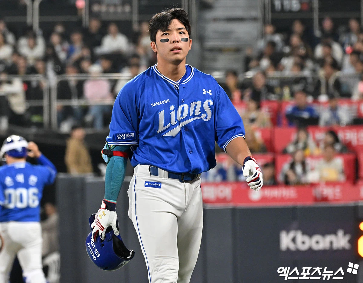 박진만 삼성 라이온즈 감독이 타격 슬럼프에 빠져 있는 내야수 김영웅의 경기 중 배트 던지기에 오히려 만족감을 나타냈다. 삼성은 지난 3일 수원 KT위즈파크에서 열리는 2026 신한 SOL KBO리그 KT 위즈와의 팀 간 1차전에서 2-1로 이겼지만, 이날 김영웅은 4타수 무안타 3삼진으로 침묵하면서 2경기 연속 안타 생산에 실패했다. 특히 김영웅은 삼성이 2-1로 앞선 6회초 2사 3루에서 헛스윙 삼진을 당한 뒤 배트를 바닥에 내던지면서 흥분하는 모습을 보였는데, 박진만 감독은 김영웅의 분노 표출을 좋게 바라봤다. 엑스포츠뉴스DB