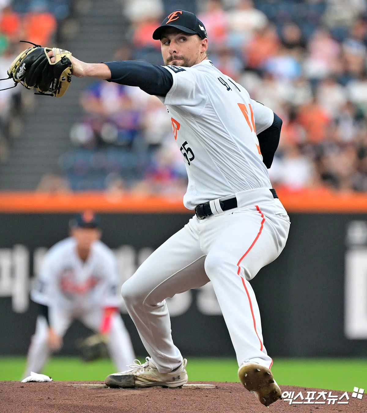 지난 시즌까지 KBO 한화 이글스에서 활약하던 우완투수 라이언 와이스(휴스턴 애스트로스)가 2경기 구원 등판해 연속 호투를 펼쳤다. 와이스는 4일(한국시간) 미국 캘리포니아주 웨스트 새크라멘토의 서터 헬스 파크에서 열린 2026 미국 메이저리그(MLB) 애슬레틱스과의 맞대결에서 6회말 구원 등판해 3이닝 38구 3피안타 2탈살짐 무사사구 무실점을 기록했다. 최근 2경기 연속 무실점 쾌투를 펼치면서 시즌 평균자책점을 1.50점까지 내렸다. 엑스포츠뉴스DB