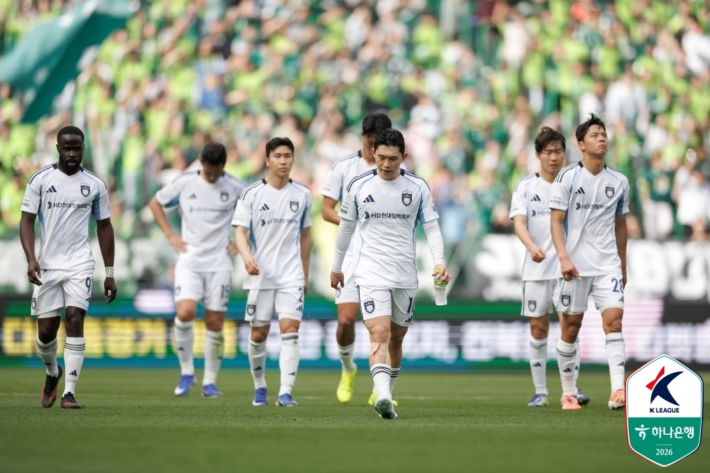 통산 100번째 '현대가 더비'의 주인공은 전북현대 공격수 이승우였다. 전북은 이승우의 환상 드리블 돌파에 이은 득점으로 라이벌 울산HD를 제압하고 리그 선두권 경쟁에 불을 지폈다. 정정용 감독이 이끄는 전북은 4일 전주월드컵경기장에서 열린 하나은행 K리그1 2026 6라운드 홈 경기에서 울산을 2-0으로 제압했다. 이로써 전북은 3연승과 함께 승점 11(3승2무1패)을 기록, 선두 FC서울(승점 12)을 승점 1점 차로 바짝 추격했다. 반면 울산은 개막 무패 행진이 끊기며 승점 10(3승1무1패)에 머물렀다. 한국프로축구연맹