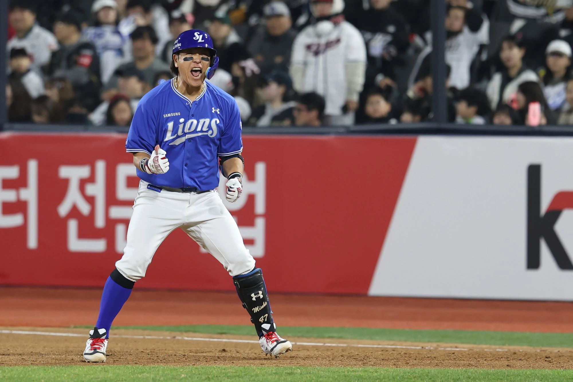 삼성 라이온즈 포수 강민호가 4일 수원 KT위즈파크에서 열린 2026 신한 SOL KBO리그 KT와의 팀 간 2차전에서 8회초 결승 2타점 적시타를 기록했다. 사진 삼성 라이온즈
