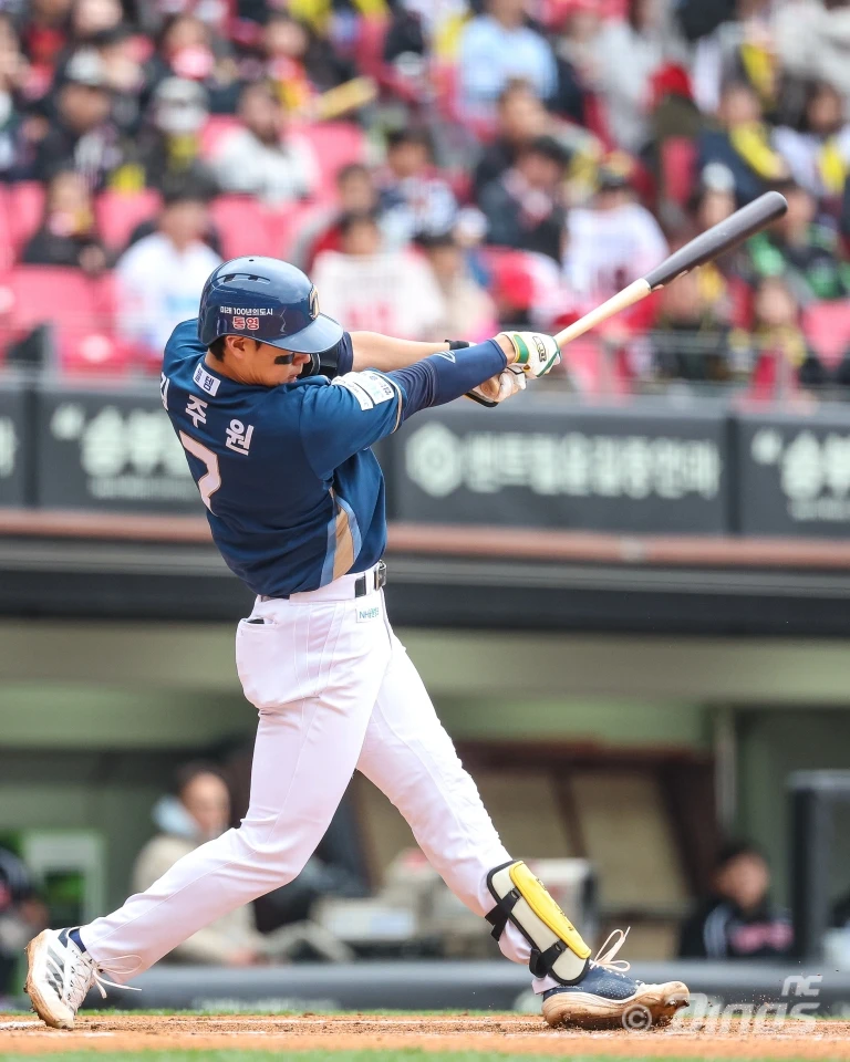 4일 오후 광주-KIA챔피언스필드에서 열린 '2026 신한 SOL KBO리그' NC 다이노스와 KIA 타이거즈의 경기, 1회초 무사 NC 김주원이 솔로홈런을 날리고 있다. NC 다이노스
