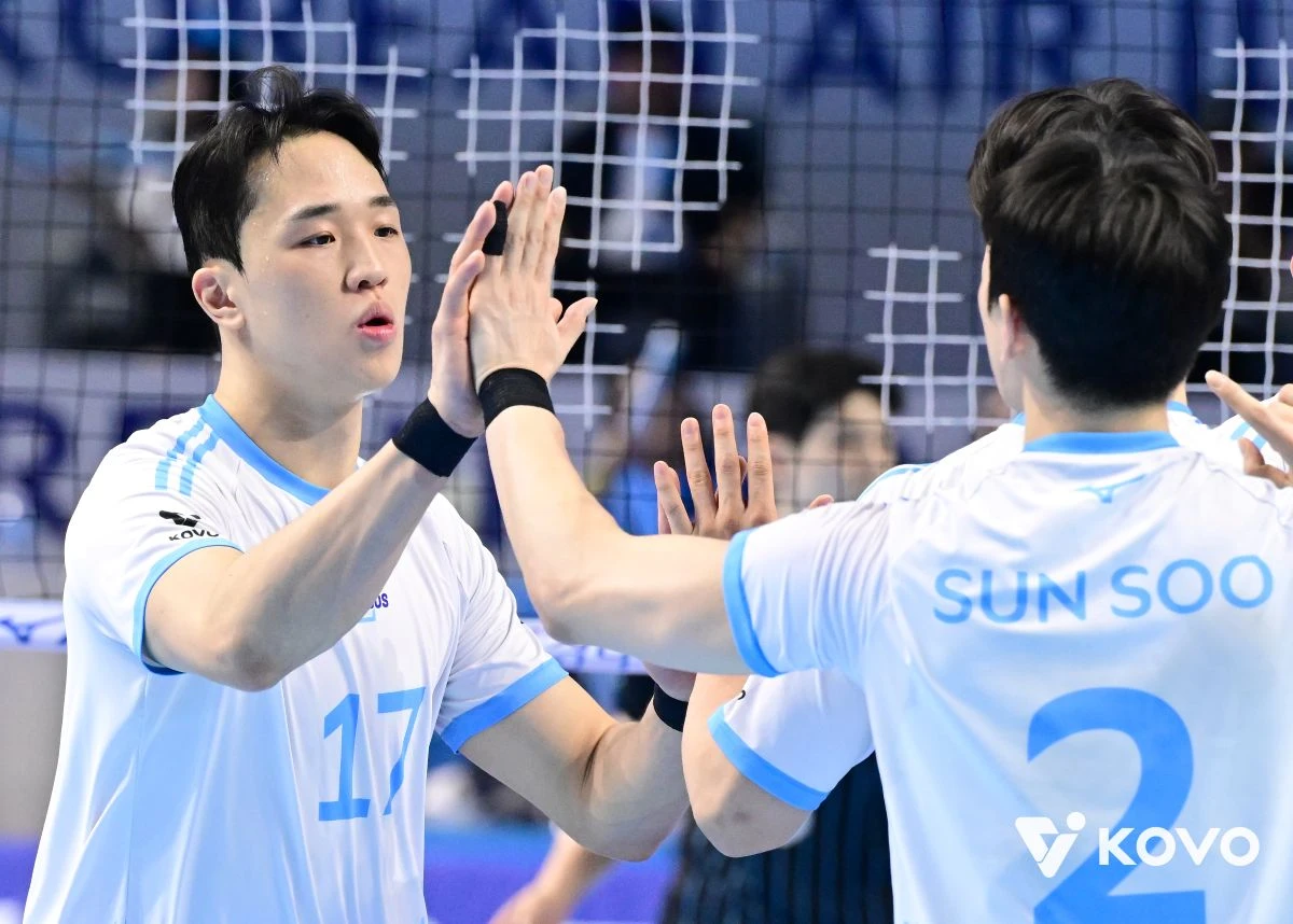 남자 프로배구 대한항공 점보스는 4일 인천 계양체육관에서 열린 현대캐피탈 스카이워커스와의 진에어 2025-2026 V리그 챔피언결정(5전 3선승제) 2차전에서 풀세트 접전 끝에 세트스코어 3-2(25-23 25-18 24-26 18-25 18-16) 승리를 거뒀다. 대한항공은 지난 2일 같은 장소에서 열린 1차전에서도 세트스코어 3-2(25-19 19-25 23-25 25-20 15-11)로 이겼다. 이번 시즌 컵대회와 정규리그 모두 정상에 오른 대한한공은 남은 3~5차전에서 1승만 거두면 지난 2023-2024시즌 이후 2년 만에 챔피언결정전 우승을 차지할 뿐만 아니라 3관왕에 오른다. 한국배구연맹(KOVO)