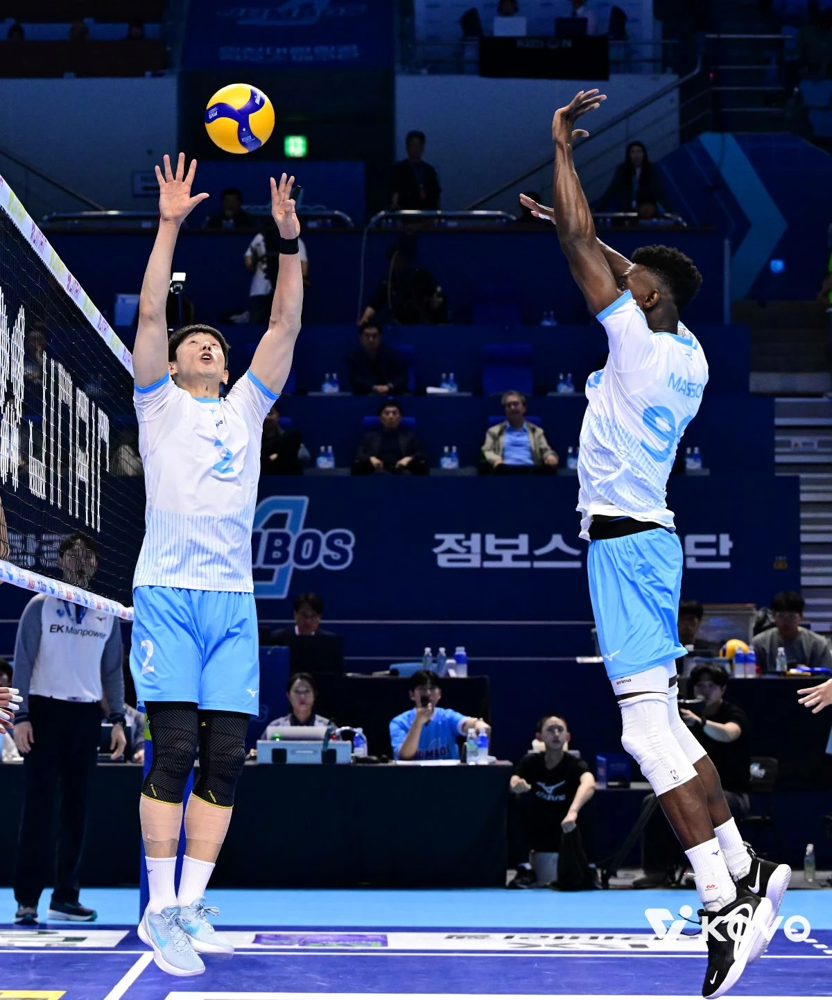 남자 프로배구 대한항공 점보스는 4일 인천 계양체육관에서 열린 현대캐피탈 스카이워커스와의 진에어 2025-2026 V리그 챔피언결정(5전 3선승제) 2차전에서 풀세트 접전 끝에 세트스코어 3-2(25-23 25-18 24-26 18-25 18-16) 승리를 거뒀다. 대한항공은 지난 2일 같은 장소에서 열린 1차전에서도 세트스코어 3-2(25-19 19-25 23-25 25-20 15-11)로 이겼다. 이번 시즌 컵대회와 정규리그 모두 정상에 오른 대한한공은 남은 3~5차전에서 1승만 거두면 지난 2023-2024시즌 이후 2년 만에 챔피언결정전 우승을 차지할 뿐만 아니라 3관왕에 오른다. 한국배구연맹(KOVO)