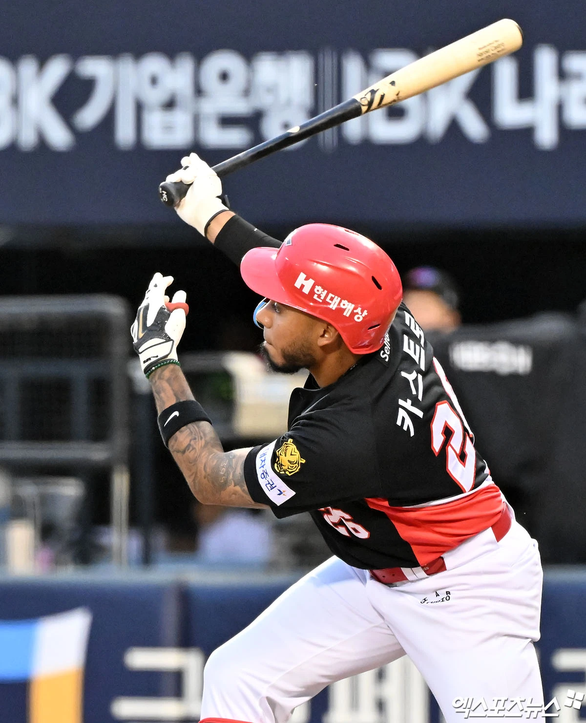 31일 오후 서울 송파구 잠실야구장에서 열린 '2026 신한 SOL Bank KBO리그' KIA 타이거즈와 LG 트윈스의 경기, 1회초 1사 KIA 카스트로가 2루타를 날리고 있다. 엑스포츠뉴스 DB