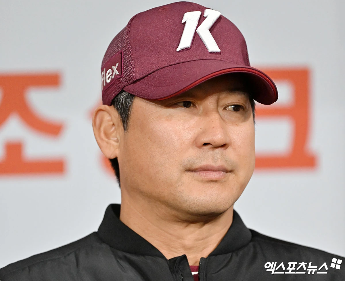 5일 오후 서울 구로구 고척스카이돔에서 열리는 '2026 신한 SOL Bank KBO리그' LG 트윈스와 키움 히어로즈의 경기, 경기 전 키움 설종진 감독이 취재진과 대화를 나누고 있다. 고척, 김한준 기자