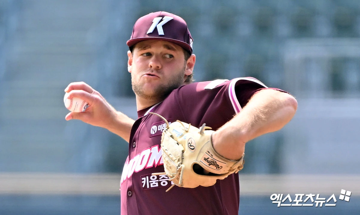 지난달 24일 오후 서울 송파구 잠실야구장에서 열린 '2026 신한 SOL Bank KBO리그' 키움 히어로즈와 LG 트윈스의 시범경기, 1회말 키움 와일스가 공을 힘차게 던지고 있다. 엑스포츠뉴스 DB