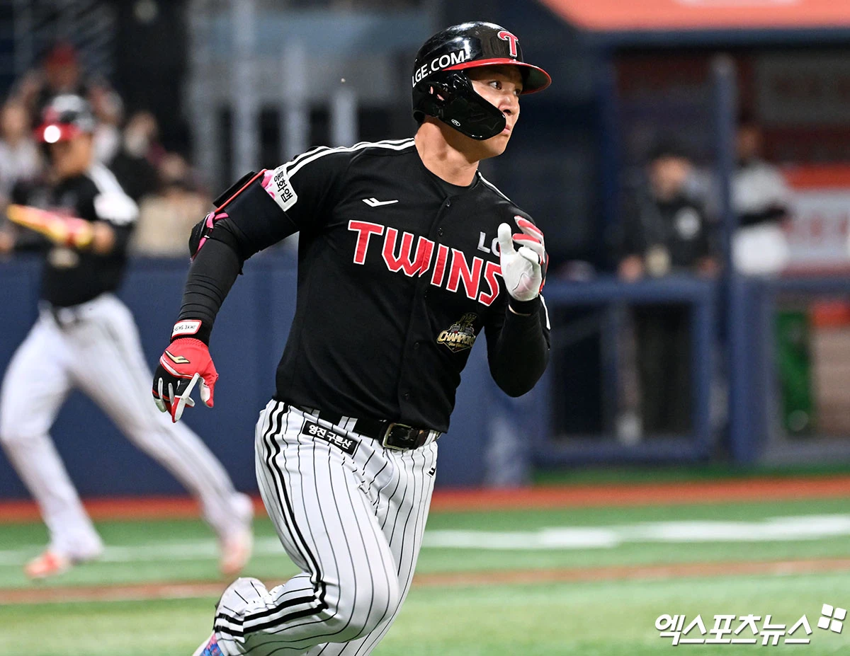 5일 오후 서울 구로구 고척스카이돔에서 열린 '2026 신한 SOL Bank KBO리그' LG 트윈스와 키움 히어로즈의 경기, 4회초 무사 2,3루 LG 오지환이 2타점 적시타를 날리고 있다. 고척, 김한준 기자