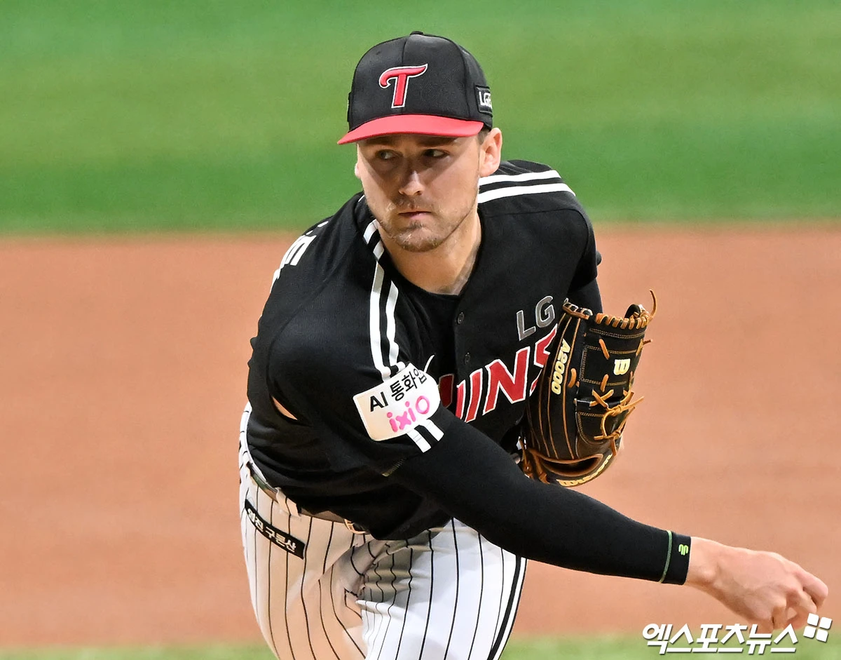 5일 오후 서울 구로구 고척스카이돔에서 열린 '2026 신한 SOL Bank KBO리그' LG 트윈스와 키움 히어로즈의 경기, 1회말 LG 선발투수 톨허스트가 공을 힘차게 던지고 있다. 고척, 김한준 기자