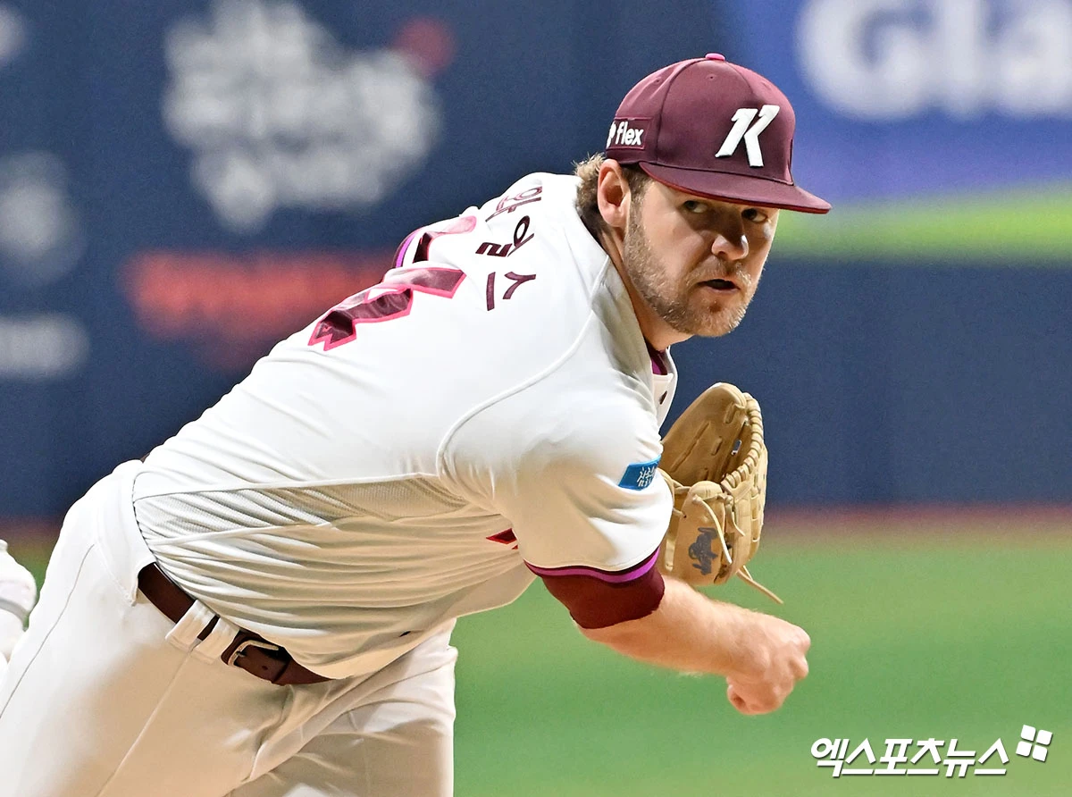 5일 오후 서울 구로구 고척스카이돔에서 열린 '2026 신한 SOL Bank KBO리그' LG 트윈스와 키움 히어로즈의 경기, 1회초 키움 선발투수 와일스가 공을 힘차게 던지고 있다. 고척, 김한준 기자